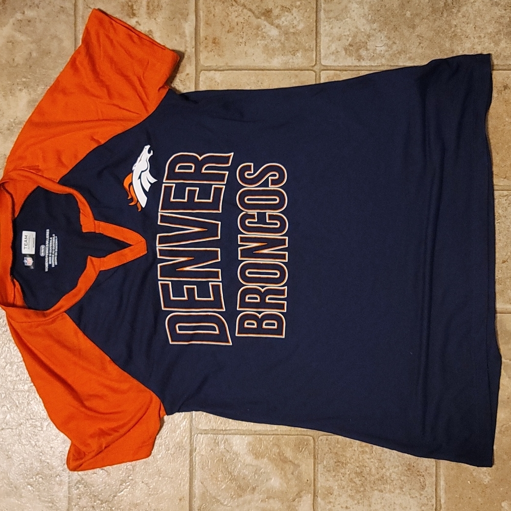 Women's Medium NFL Denver Broncos v neck